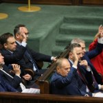 Sondaż: KO z rocznym rekordem, PiS z historycznym spadkiem, ale kto stworzyłby rząd?