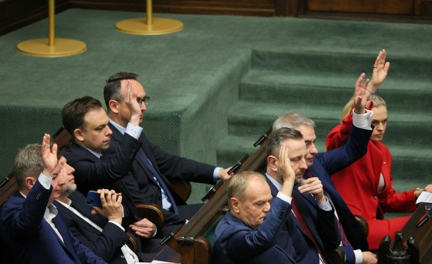 Sondaż: KO z rocznym rekordem, PiS z historycznym spadkiem, ale kto stworzyłby rząd?