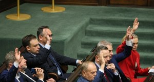 Sondaż: KO z rocznym rekordem, PiS z historycznym spadkiem, ale kto stworzyłby rząd?