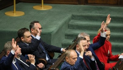 Sondaż: KO z rocznym rekordem, PiS z historycznym spadkiem, ale kto stworzyłby rząd?