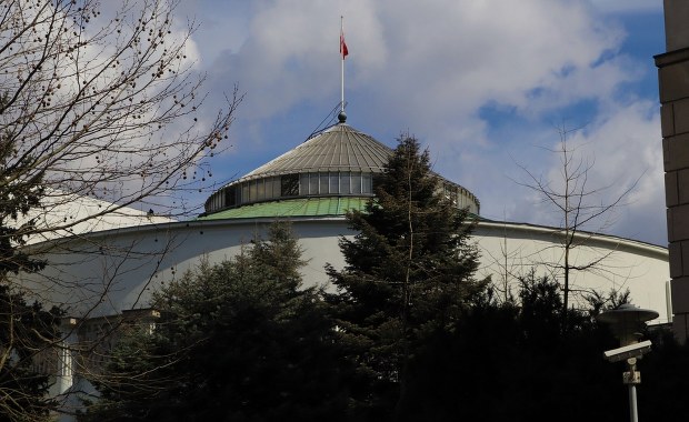 Sondaż: Kto stracił, a kto zyskał na ratyfikacji unijnego Funduszu Odbudowy