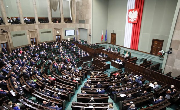 Sondaż: Lewica zyskuje, KO traci, PiS mocno na pozycji lidera