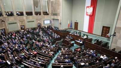 Sondaż: Lewica zyskuje, KO traci, PiS mocno na pozycji lidera