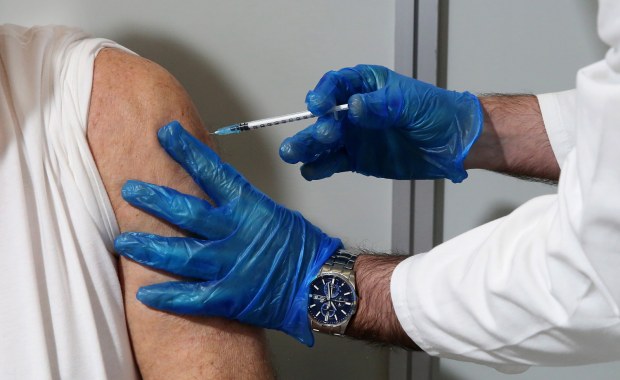 Sondaż: Niemal połowa Polaków chce się zaszczepić przeciwko Covid-19