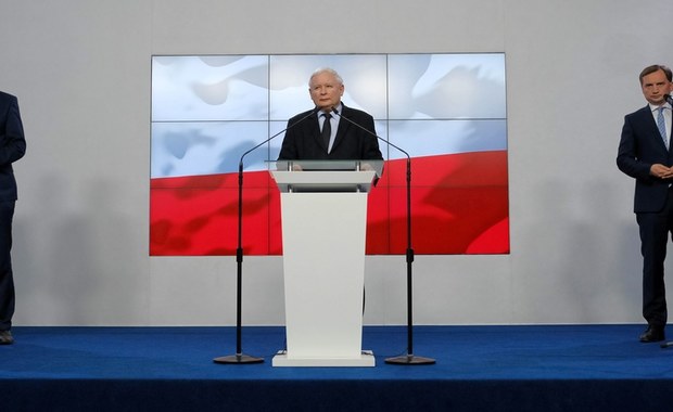 Sondaż: PiS bez koalicjantów nadal liderem. Polska 2050 wyprzedza Konfederację