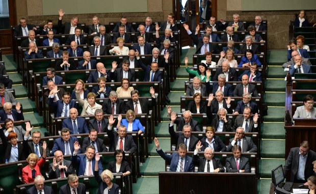 Sondaż: PiS mógłby rządzić samodzielnie