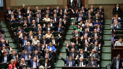 Sondaż: PiS mógłby rządzić samodzielnie