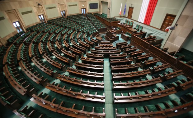 Sondaż: PiS na prowadzeniu, lewica na trzecim miejscu