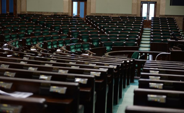 Sondaż: PiS zdecydowanym liderem, trzy partie w Sejmie