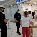 Sondaż: Polacy popierają kary za brak maseczki w sklepie i autobusie