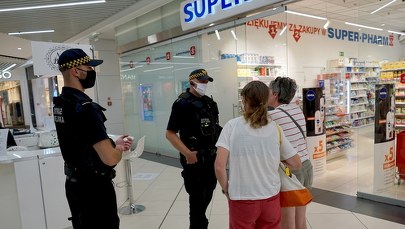 Sondaż: Polacy popierają kary za brak maseczki w sklepie i autobusie