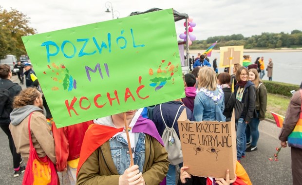 Sondaż: Połowa Polaków popiera małżeństwa jednopłciowe 