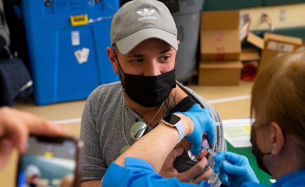 Sondaż: Ponad połowa Polaków uważa, że UE zawiodła w kwestii szczepień