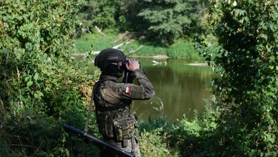 Sondaż „Rz”: Wojsko powinno używać broni wobec imigrantów na granicy