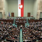Sondaż ​TNS Polska: 42 proc. chcących głosować popiera PiS, 17 proc. PO
