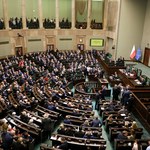 Sondaż wyborczy: PiS przed PO, Lewica przed partią Hołowni