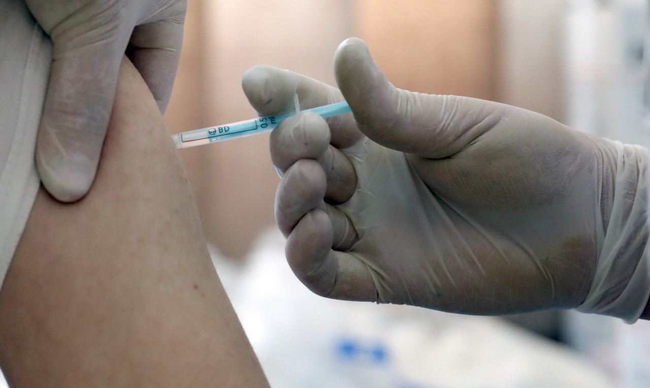 Sondaż: Wzrasta liczba chętnych na szczepienia przeciw Covid-19