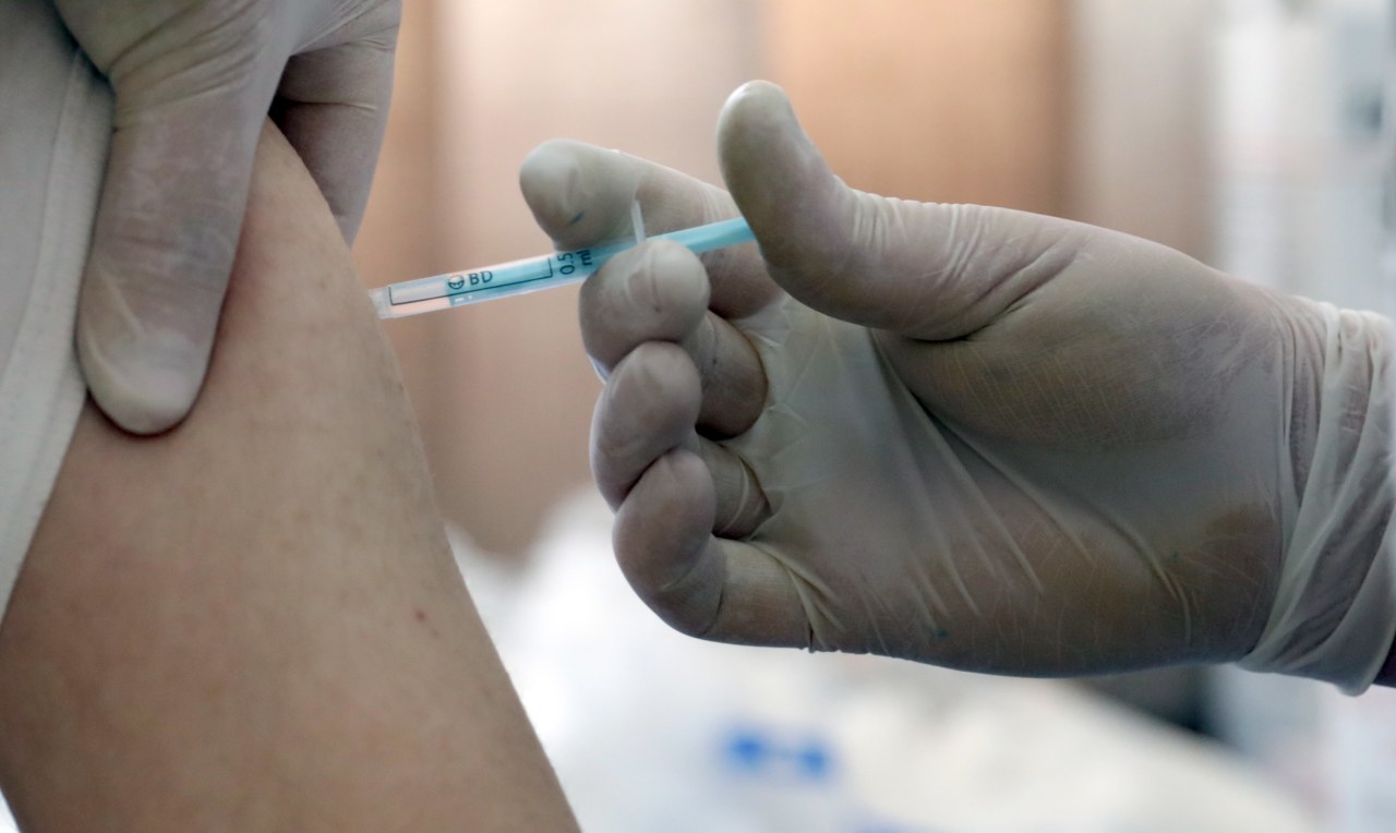 Sondaż: Wzrasta liczba chętnych na szczepienia przeciw Covid-19