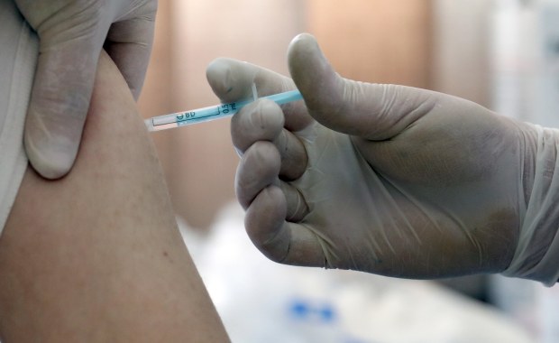 Sondaż: Wzrasta liczba chętnych na szczepienia przeciw Covid-19