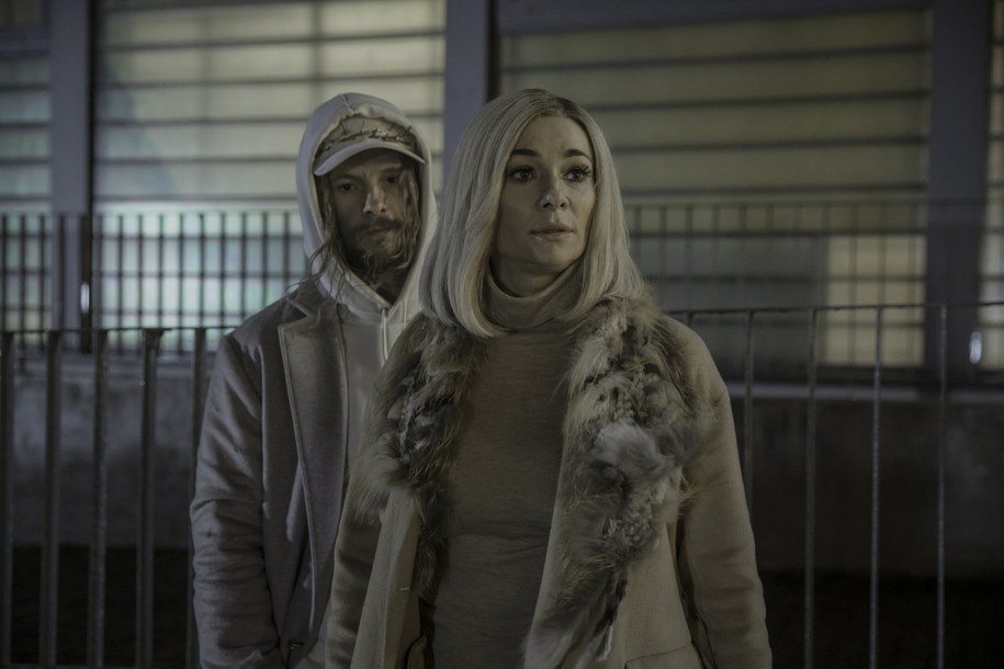 Sonia Bohosiewicz i Sebastian Fabijański na planie "Innych ludzi" /Madants & Warner Bros. Entertainment Inc / Anna Włoch /Materiały prasowe