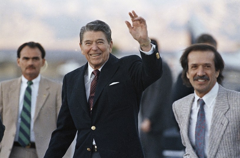 Sonny Bono (z prawej) w towarzystwie Ronalda Reagana /AP Photo/Doug Mills /East News