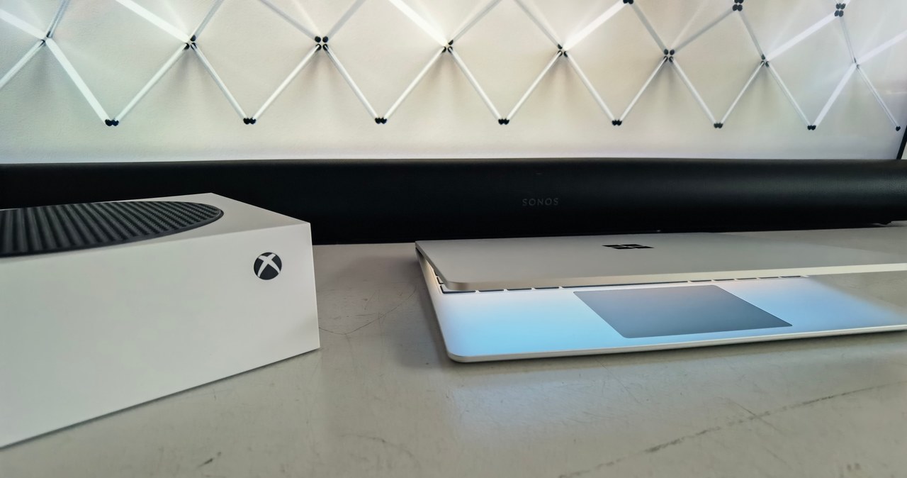 Sonos Arc, Xbox Series S (Arc bez problemu obsłuży Dolby Atmos oferowany przez Series S) i Microsoft Surface Laptop Go /INTERIA.PL