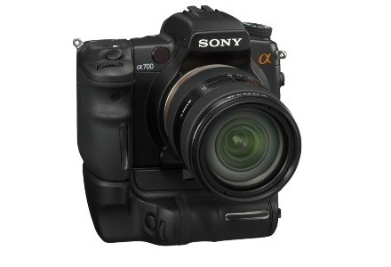 Sony A700 z dodatkowym gripem /materiały prasowe