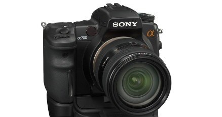 Sony A700 z dodatkowym gripem /materiały prasowe