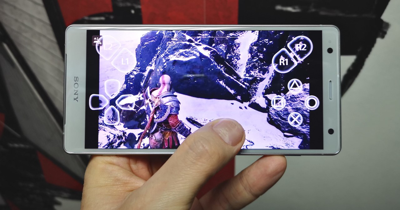 Sony Xperia XZ2 umożliwia grę bez pada, wirtualne przyciski pojawiają się na ekranie. Widoczność, niestety, zostaje oczywiście ograniczona /INTERIA.PL