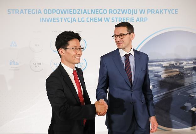 Soon Cheol Choi, prezes LG Chem Wrocław Energy Sp. z o.o. i M. Morawiecki, fot. Paweł Supernak /PAP