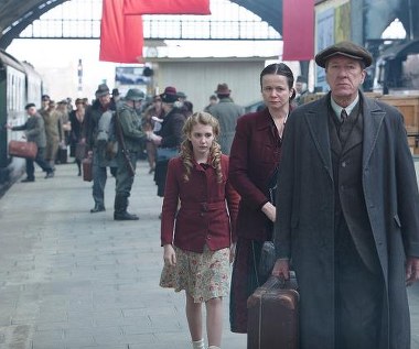 Sophie Nélisse, Emily Watson i Geoffrey Rush w scenie z filmu "Złodziejka książek"