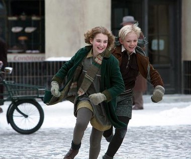 Sophie Nélisse i Nico Liersch w scenie z filmu "Złodziejka książek"