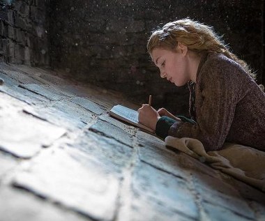 Sophie Nélisse w scenie z filmu "Złodziejka książek"