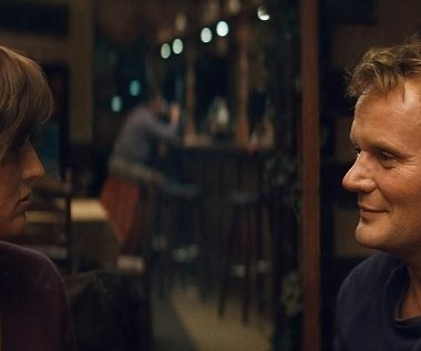 Sophie Rois i Devid Striesow w scenie z filmu "Trzy"