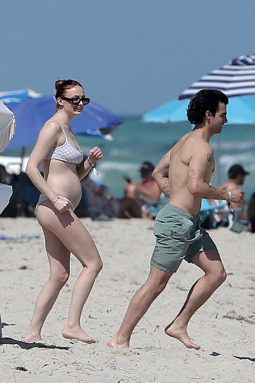 Sophie Turner i Joe Jonas na plaży /Agencja FORUM