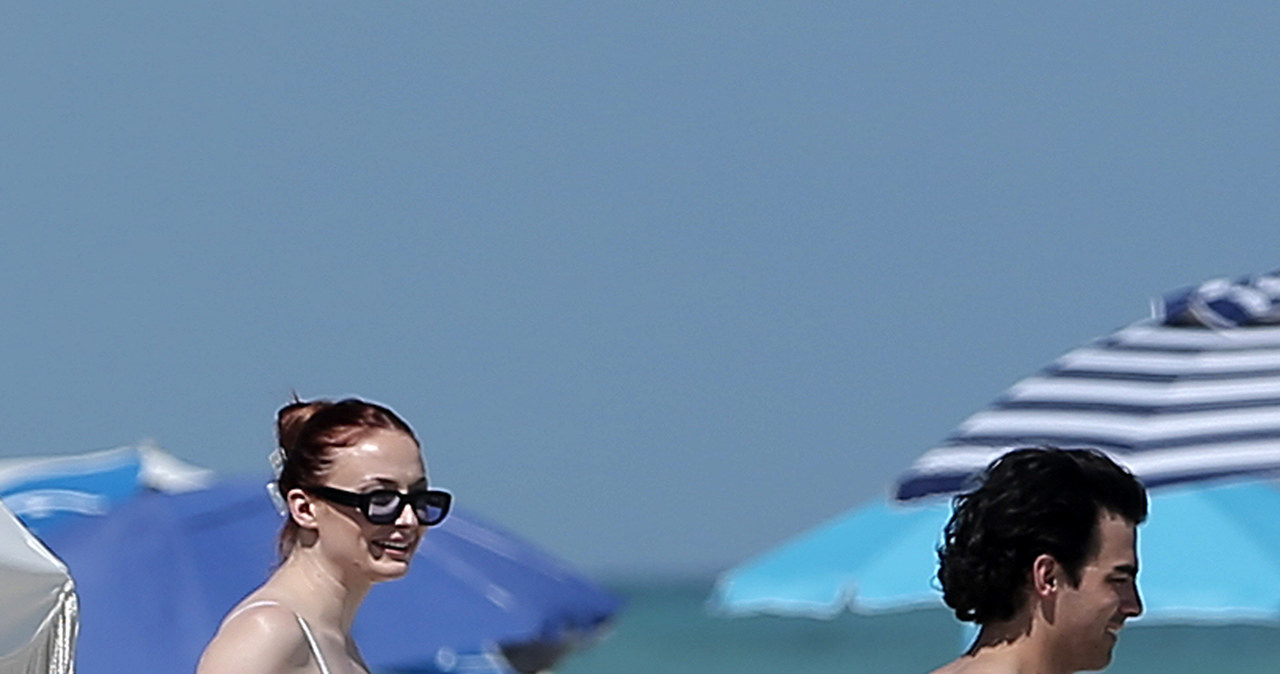Sophie Turner i Joe Jonas na plaży /Agencja FORUM
