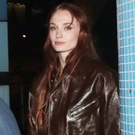 Sophie Turner zupełnie się zmieniła. Włosy czarne jak heban i wielkie bryle... Tego nikt się nie spodziewał