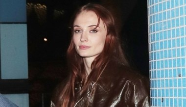 Sophie Turner zupełnie się zmieniła. Włosy czarne jak heban i wielkie bryle... Tego nikt się nie spodziewał