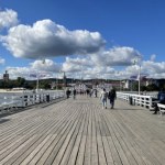 Sopockie molo przyciąga tłumy mimo kapryśnej pogody