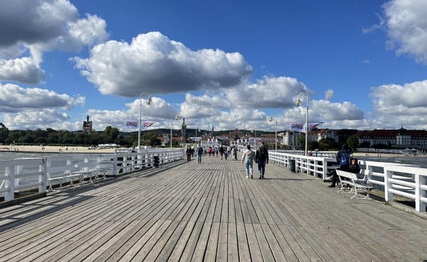 Sopockie molo przyciąga tłumy mimo kapryśnej pogody