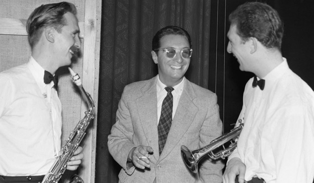 Sopot 1957. Leopold Tyrmand z muzykami na Festiwalu Jazzowym /PAP/CAF    /PAP