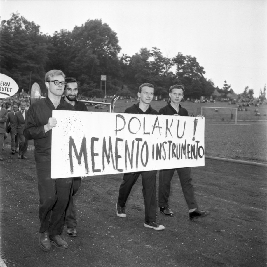 Sopot, Członkowie Sextetu Krzysztofa Komedy: Krzysztof Komeda (L), Jan Zylber (2L), Jerzy Milian (3L) podczas pochodu rozpoczynającego II Festiwal Muzyki Jazzowej, odbywającego się w dniach 14-21 lipca 1957. /Janusz Uklejewski /PAP