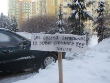 Sopot: Mieszkańcy rezerwują sobie odśnieżone miejsca parkingowe