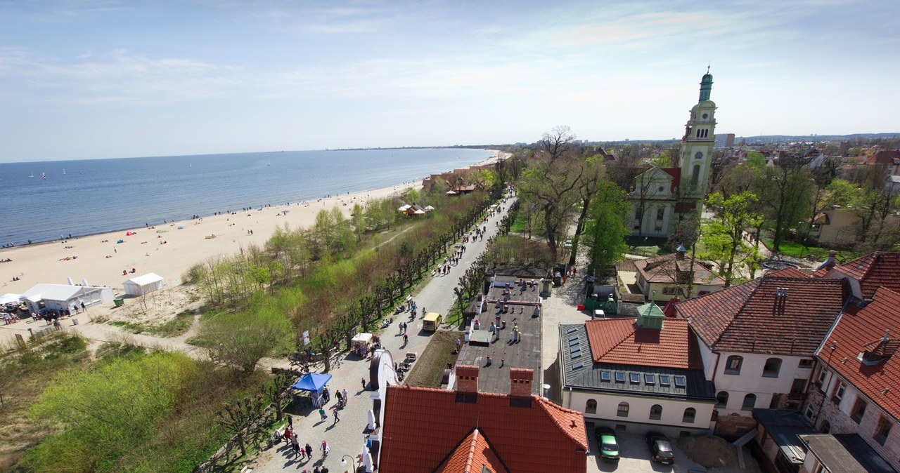 Sopot, wzdłuż plaży ciągną się pasy zieleni z wydzielonym deptakiem /123RF/PICSEL