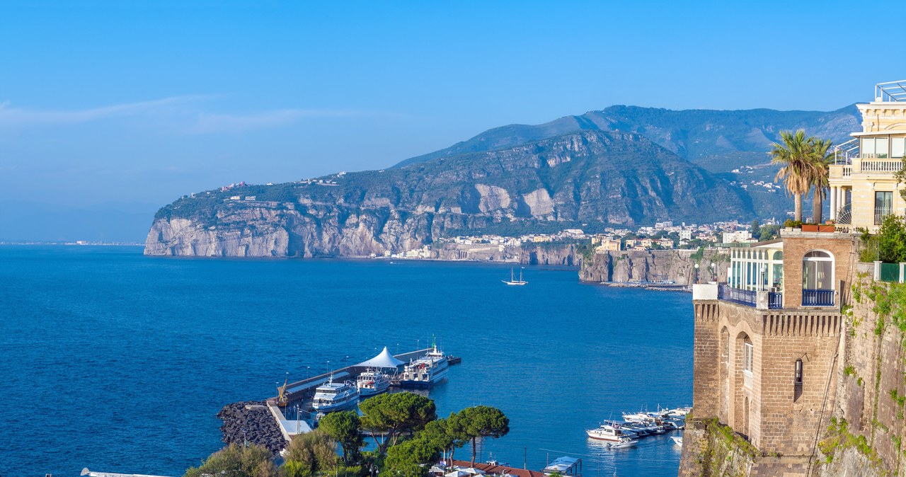 Sorrento położone jest nad Zatoką Neapolitańską. Słynie z przepięknych widoków, a także owoców cytrusowych. Nazywane jest nawet "miastem cytryn". /Pixel