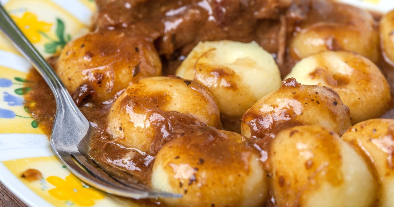 Sos pieczeniowy musi mieć bogaty smak, ciemny kolor i błyszczącą teksturę. Kluski śląskie, kopytka oraz pieczeń smakują z nim obłędnie /Pixel