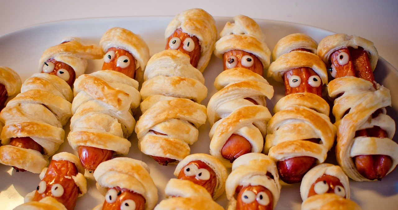 Сосиски у листковому тісті - улюблена страва і дітей, і дорослих /pixabay.com