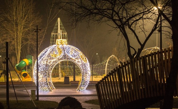 Sosnowiec przygotowuje się do świąt. Rozpoczęto montaż bożonarodzeniowych ozdób
