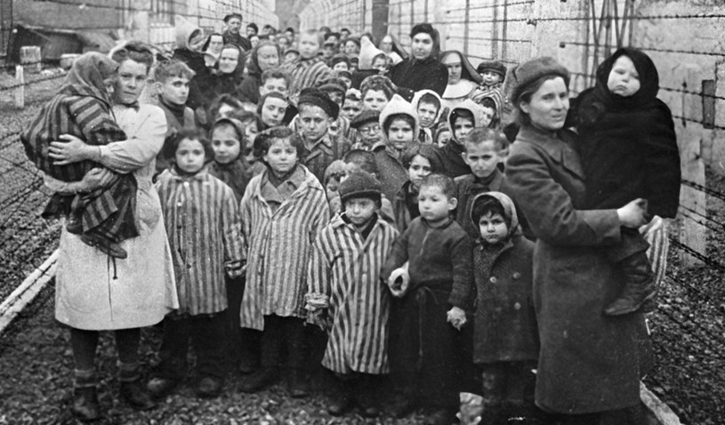 Sowieccy lekarze i przedstawiciele Czerwonego Krzyża wśród najmłodszych więźniów Auschwitz w czasie wyzwolenia obozu /SPUTNIK Russia /East News