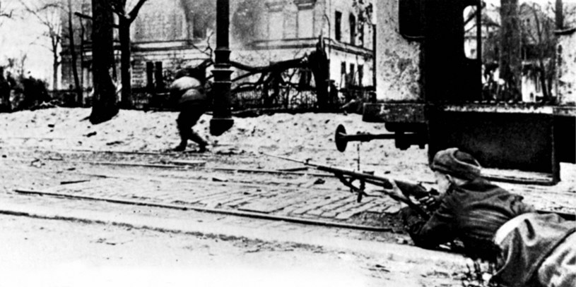 Sowieccy żołnierze walczą na ulicach Wrocławia /Agencja FORUM